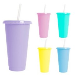 Vaso de plástico con colores pastel, tapa y popote