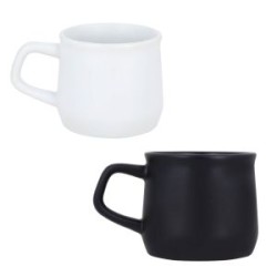 Taza de cerámica con acabado mate y asa rectangular