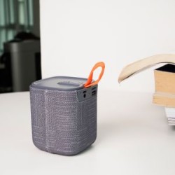 BOCINA PORTATIL BLUETOOTH DE PLASTICO CON CORREA